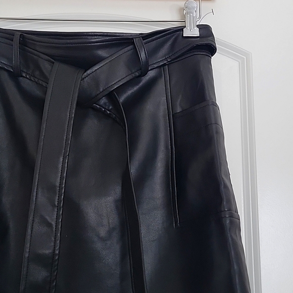 BAGATELLE COLLECTION BLACK FAUX LEATHER SKIRT WITH FRONT POCKETS TIE WAIST MED - Picture 6 of 16